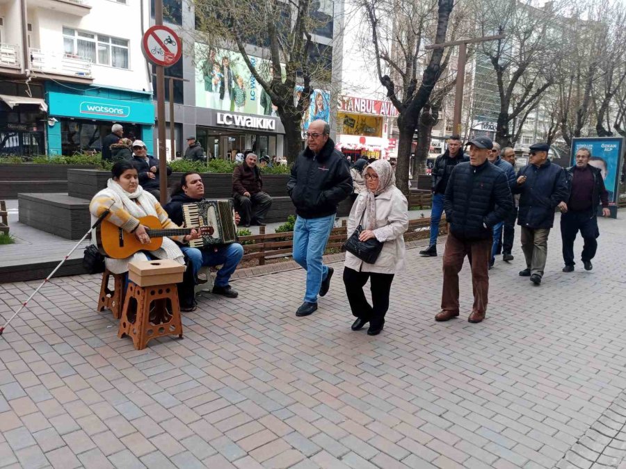 Engelli Sokak Müzisyenleri İlgi Topladı