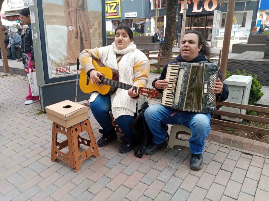 Engelli Sokak Müzisyenleri İlgi Topladı