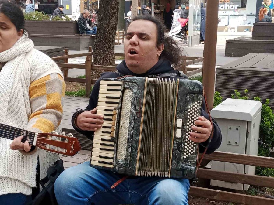 Engelli Sokak Müzisyenleri İlgi Topladı