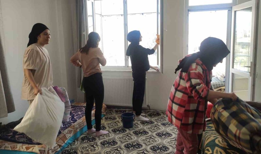 Karaman’da Gönüllü Üniversite Öğrencileri İyilikte Yarışıyor