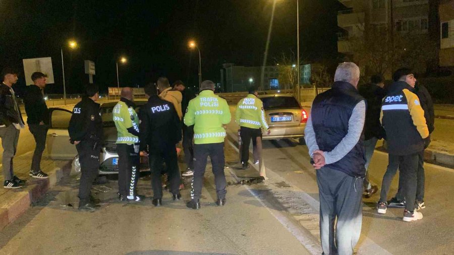 Karaman’da 2 Otomobil Kafa Kafaya Çarpıştı: 2 Yaralı