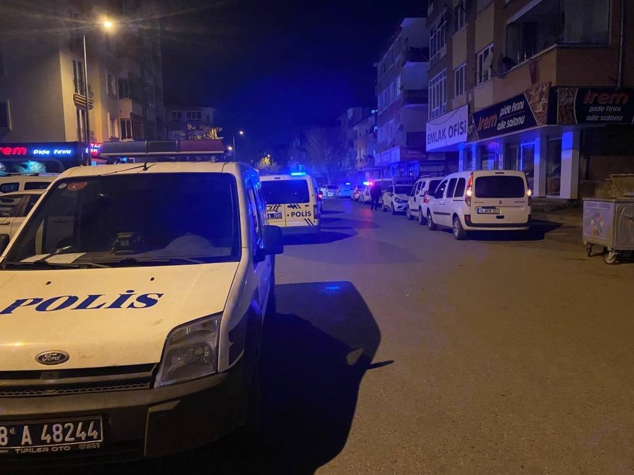 Aranması Olan Şahıs Uygulama Yapan Polise Bıçak Çekip Kaçtı