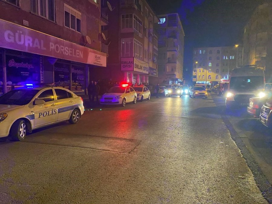 Aranması Olan Şahıs Uygulama Yapan Polise Bıçak Çekip Kaçtı