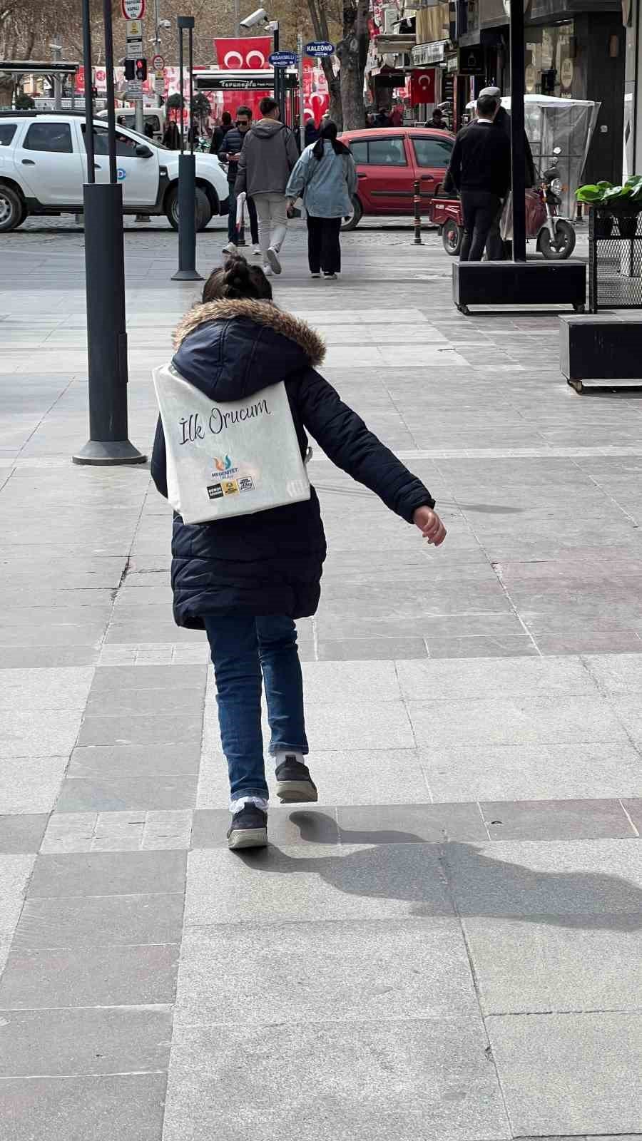 Konya Büyükşehir, 33 Bin Çocuğa İlk Oruç Hediyelerini Dağıtmaya Başladı