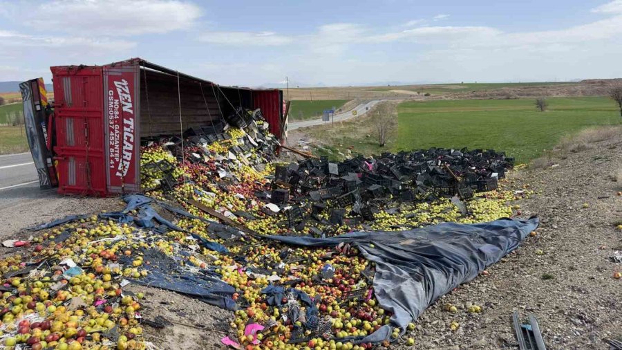 Konya’da Elma Yüklü Kamyon Devrildi: 2 Yaralı