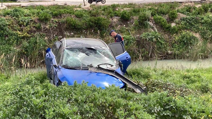 Ağaca Çarpan Otomobil Kanala Düşmekten Son Anda Kurtuldu: 2 Yaralı
