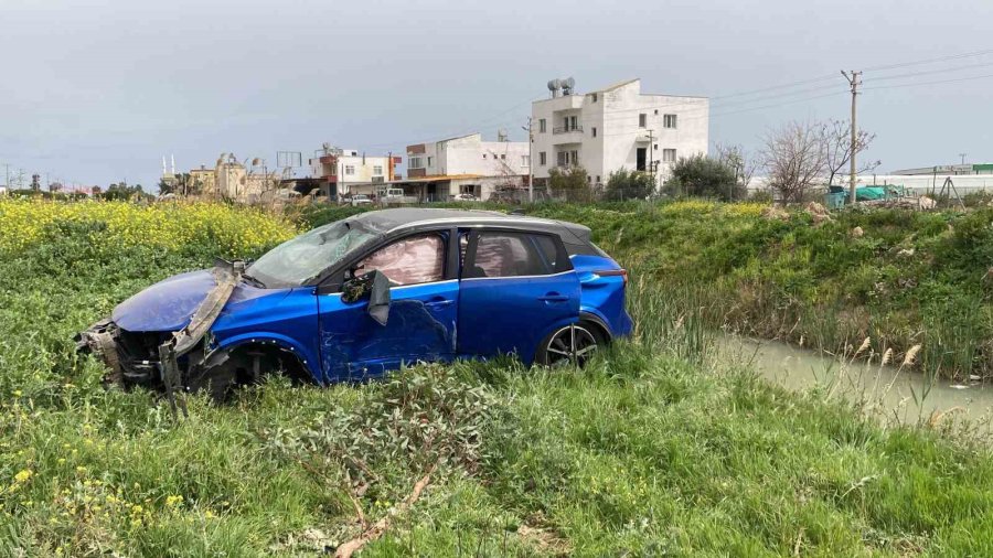 Ağaca Çarpan Otomobil Kanala Düşmekten Son Anda Kurtuldu: 2 Yaralı