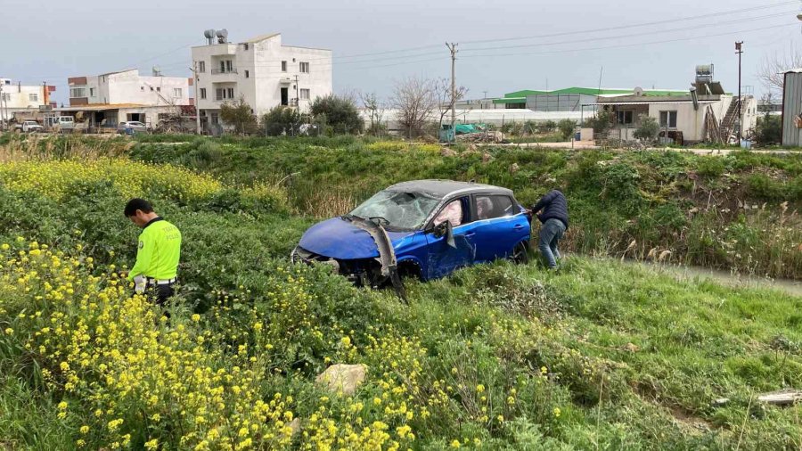 Ağaca Çarpan Otomobil Kanala Düşmekten Son Anda Kurtuldu: 2 Yaralı