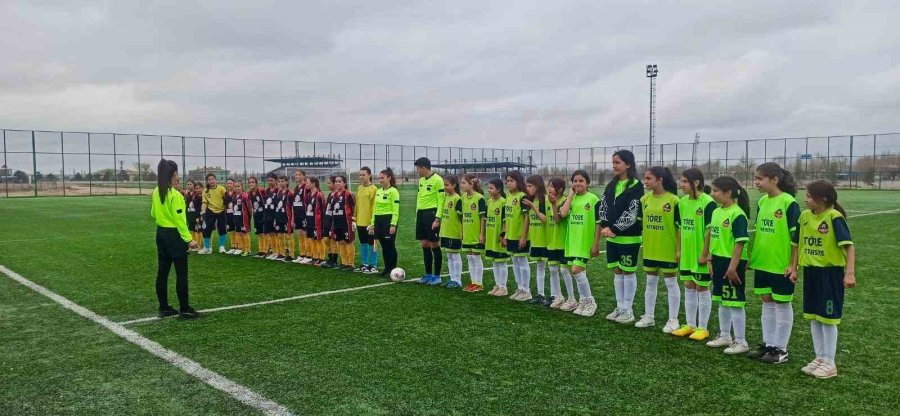 Niğde’de Okul Sporları Şampiyonları Kupayı Kaldırdı