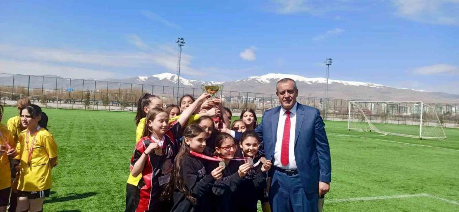 Niğde’de Okul Sporları Şampiyonları Kupayı Kaldırdı