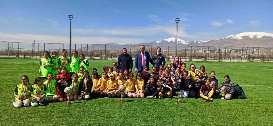 Niğde’de Okul Sporları Şampiyonları Kupayı Kaldırdı