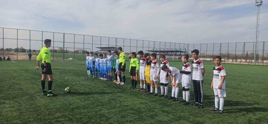 Niğde’de Okul Sporları Şampiyonları Kupayı Kaldırdı