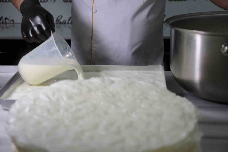 Ramazan Sofralarının En Renkli Tatlısı, Güllaç