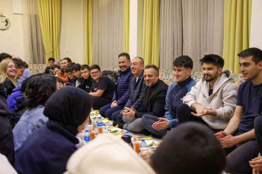 Milletvekili Özer Ve Başkan Kavuş Sahurda Gençlerle Buluştu