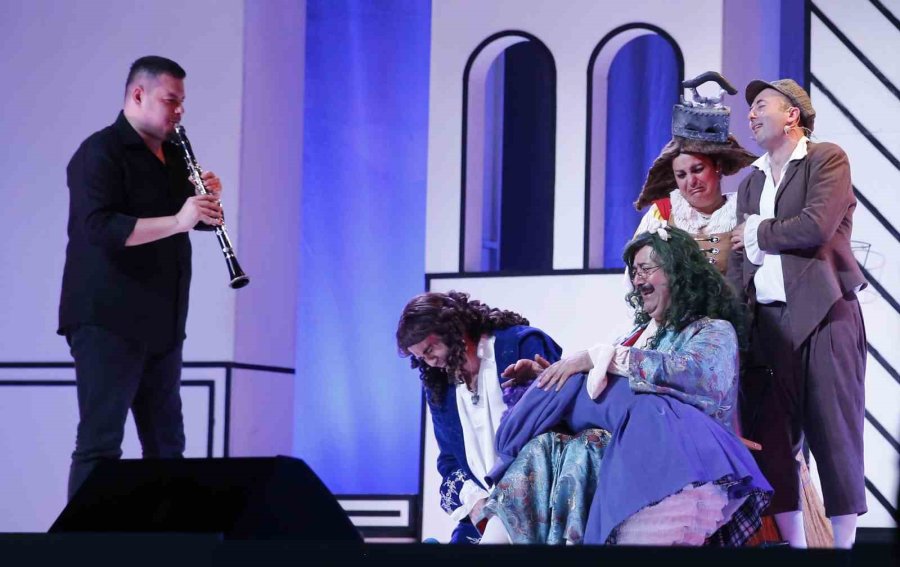 Aşt’nin ‘huysuz’ Oyununu Beğeni Topladı