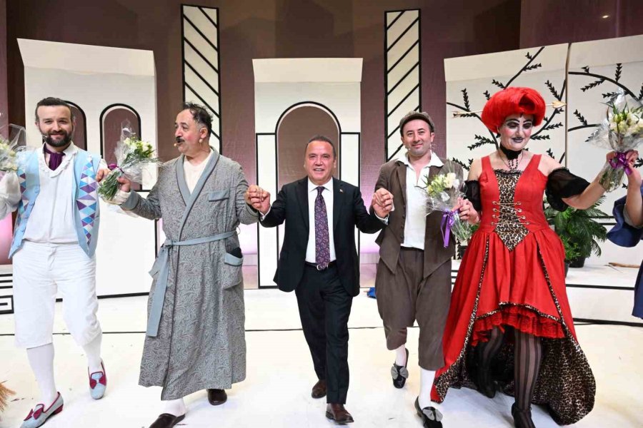 Aşt’nin ‘huysuz’ Oyununu Beğeni Topladı