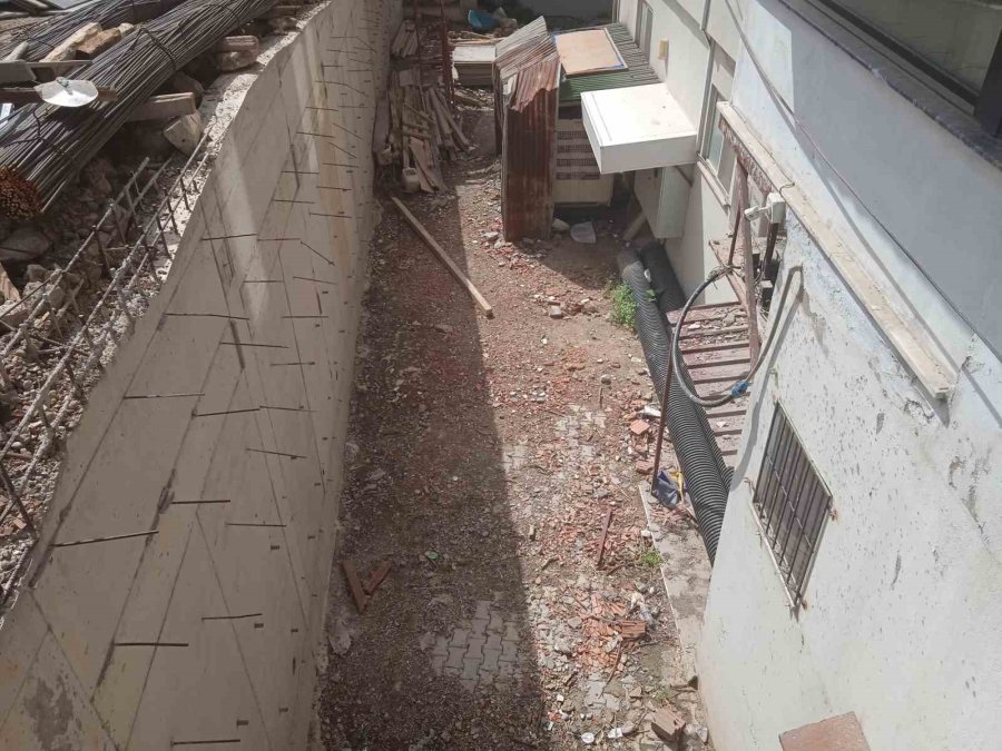 Apartmanın 3. Katından Düşen Kız Çocuk Yaralandı