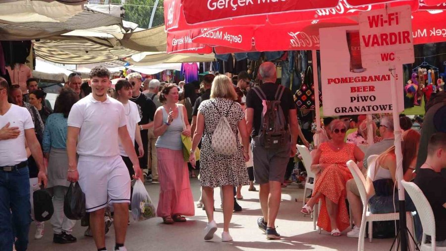 Perşembe Pazarına Turist Yağdı, Esnafın Yüzü Güldü
