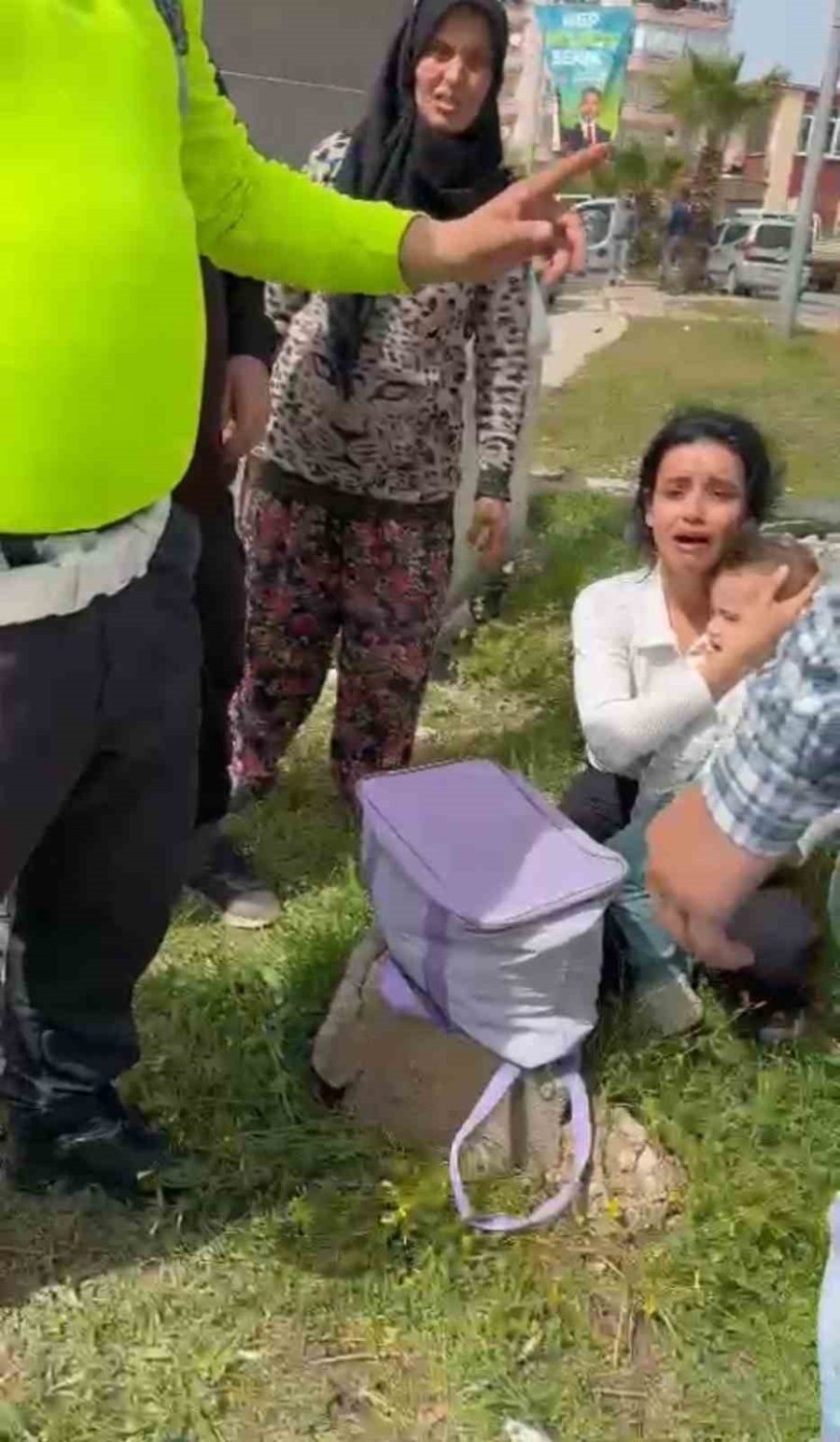 Kazada Yaralanan Anne Kucağında Çocukla Gözyaşı Döktü