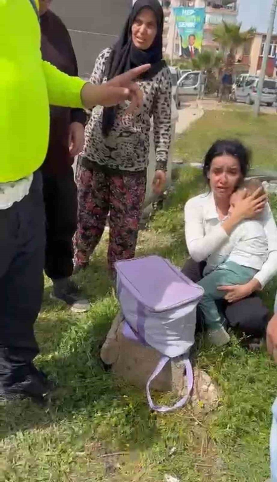 Kazada Yaralanan Anne Kucağında Çocukla Gözyaşı Döktü