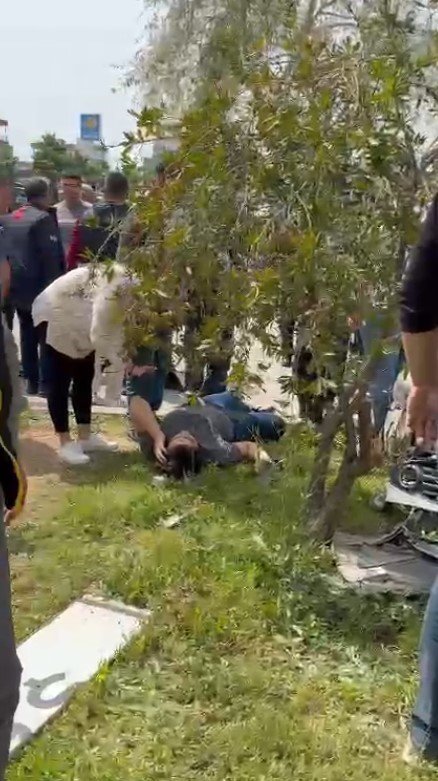 Kazada Yaralanan Anne Kucağında Çocukla Gözyaşı Döktü