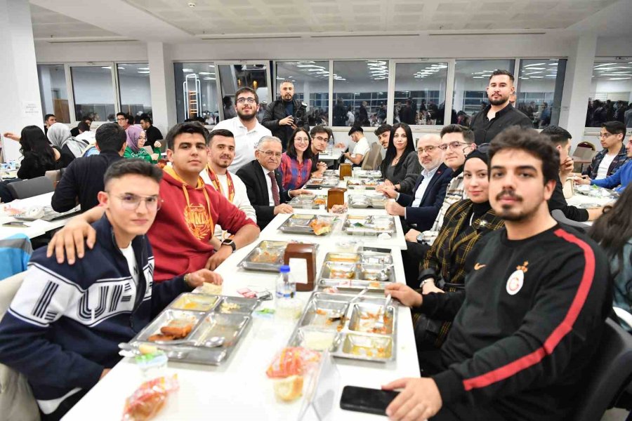 Başkan Büyükkılıç; Kayü’de Öğrencilerle İftar Sofrasında Buluştu