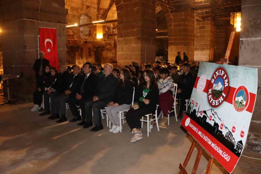 ’han Duvarları’ Şiirini Yazıldığı Handa Öğrendiler