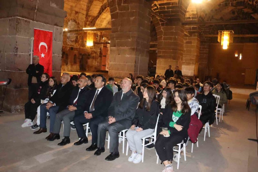 ’han Duvarları’ Şiirini Yazıldığı Handa Öğrendiler