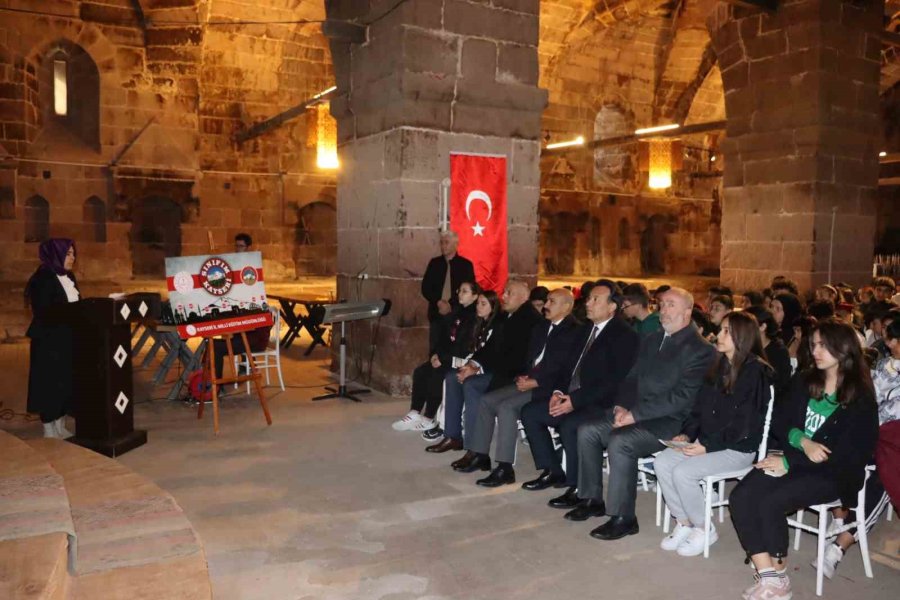 ’han Duvarları’ Şiirini Yazıldığı Handa Öğrendiler