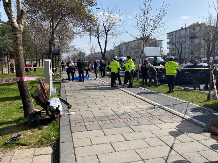 Otomobille Çarpışan Motosiklet Yayalara Çarptı: 1 Ölü, 3 Yaralı