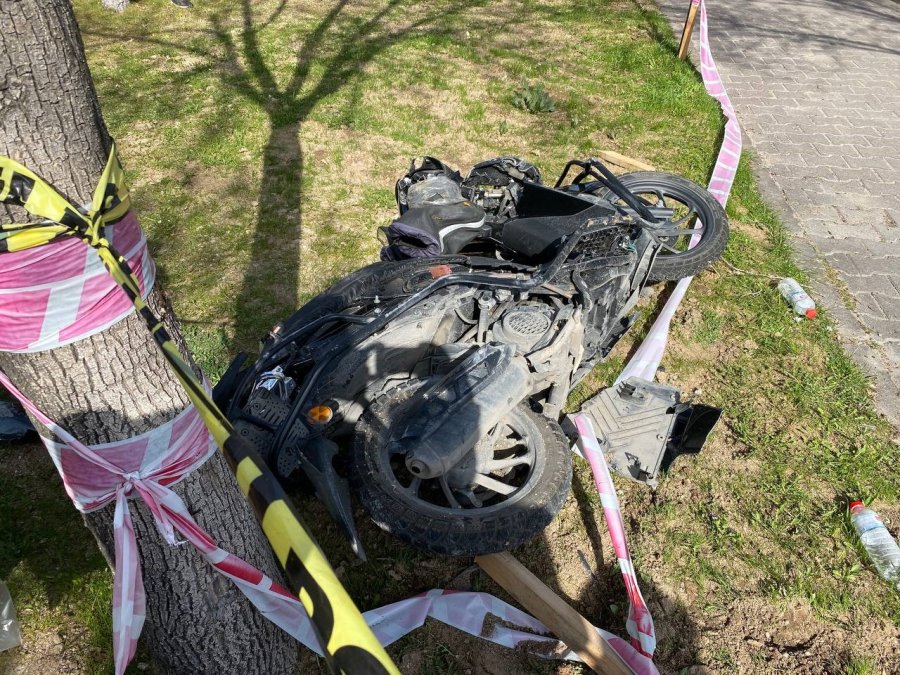 Otomobille Çarpışan Motosiklet Yayalara Çarptı: 1 Ölü, 3 Yaralı