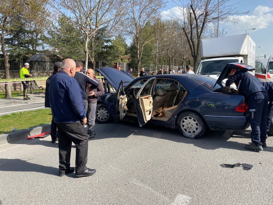 Otomobille Çarpışan Motosiklet Yayalara Çarptı: 1 Ölü, 3 Yaralı