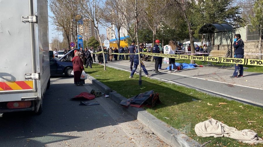 Otomobille Çarpışan Motosiklet Yayalara Çarptı: 1 Ölü, 3 Yaralı