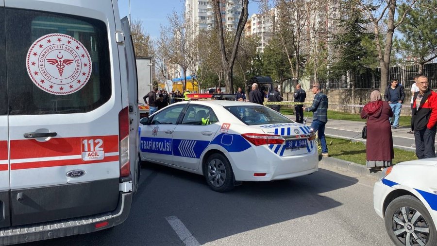 Otomobille Çarpışan Motosiklet Yayalara Çarptı: 1 Ölü, 3 Yaralı