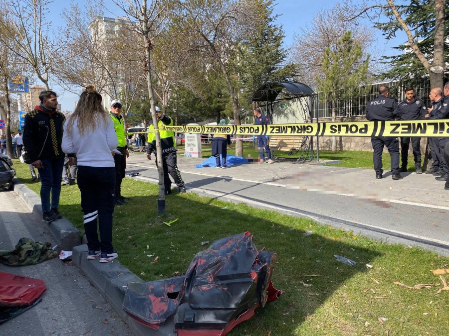 Otomobille Çarpışan Motosiklet Yayalara Çarptı: 1 Ölü, 3 Yaralı