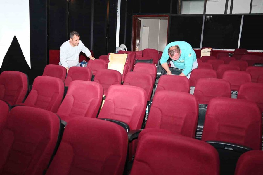 Kemer’de Sinema Ve Tiyatro Salonunda Çalışmalar Başladı