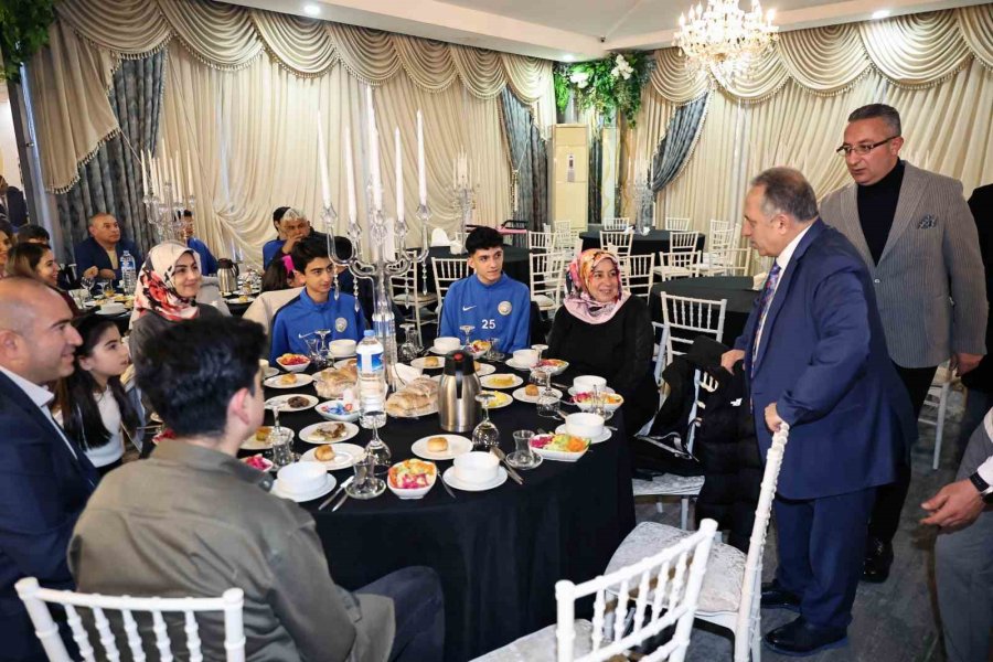 Talasgücü Belediyespor Altyapı Sporcularıyla Buluşan Başkan Yalçın;