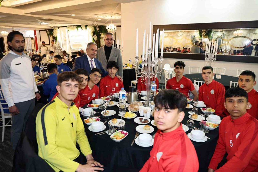 Talasgücü Belediyespor Altyapı Sporcularıyla Buluşan Başkan Yalçın;