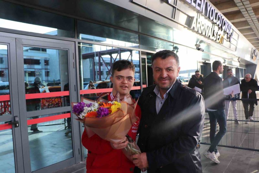 Şampiyonlara Çiçekli Karşılama