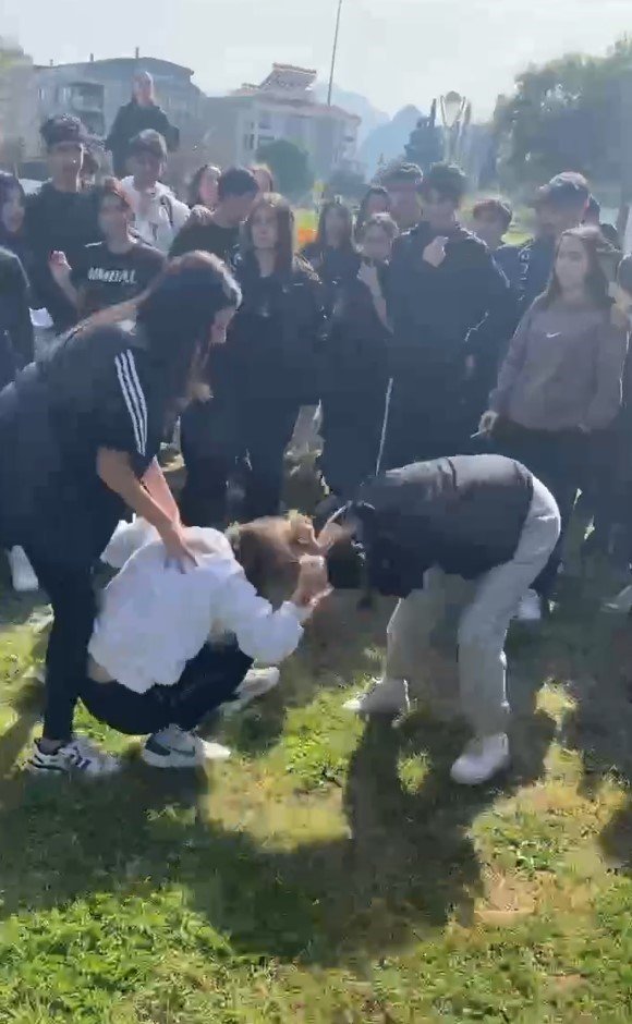 Boks Ringi Değil Liseli Kızların Sokak Dövüşü: Arkadaşları Ayırmak Yerine İzledi