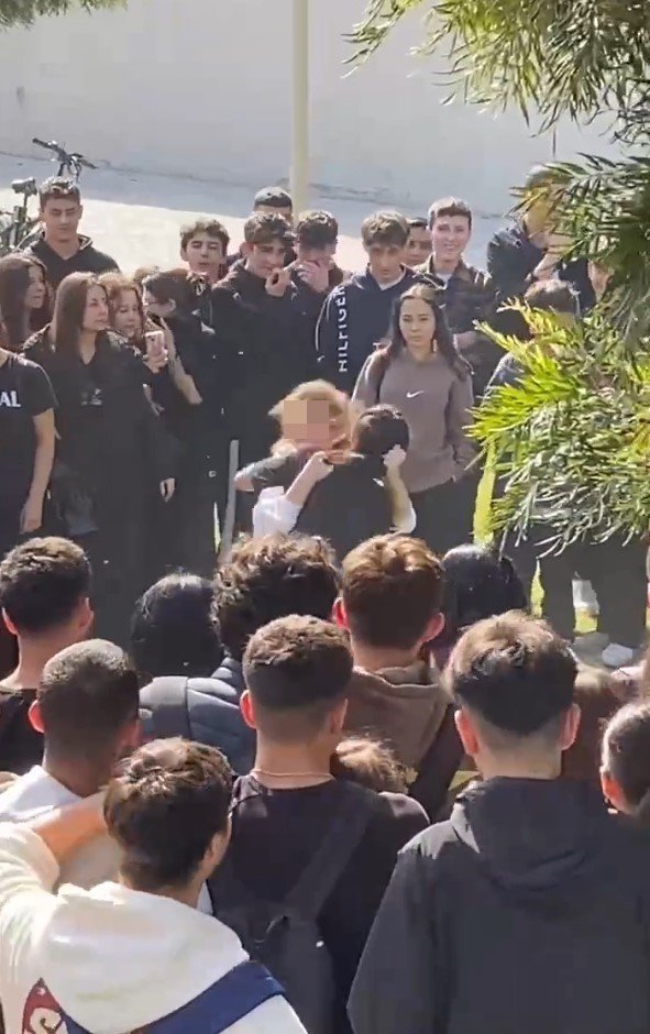 Boks Ringi Değil Liseli Kızların Sokak Dövüşü: Arkadaşları Ayırmak Yerine İzledi