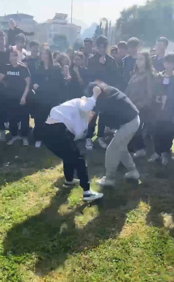 Boks Ringi Değil Liseli Kızların Sokak Dövüşü: Arkadaşları Ayırmak Yerine İzledi