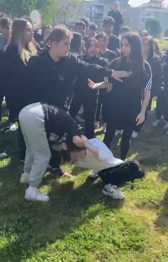 Boks Ringi Değil Liseli Kızların Sokak Dövüşü: Arkadaşları Ayırmak Yerine İzledi