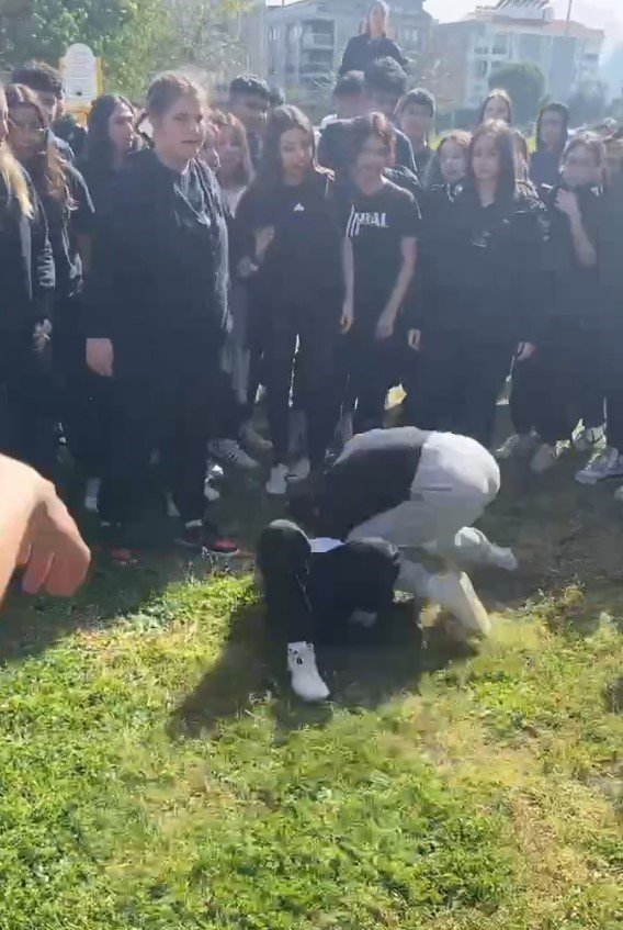Boks Ringi Değil Liseli Kızların Sokak Dövüşü: Arkadaşları Ayırmak Yerine İzledi