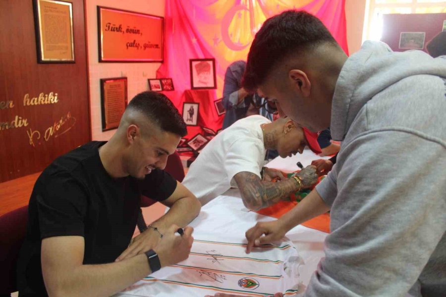 Alanyasporlu 3 Futbolcu, Lise Öğrencilerine İmza Dağıttı
