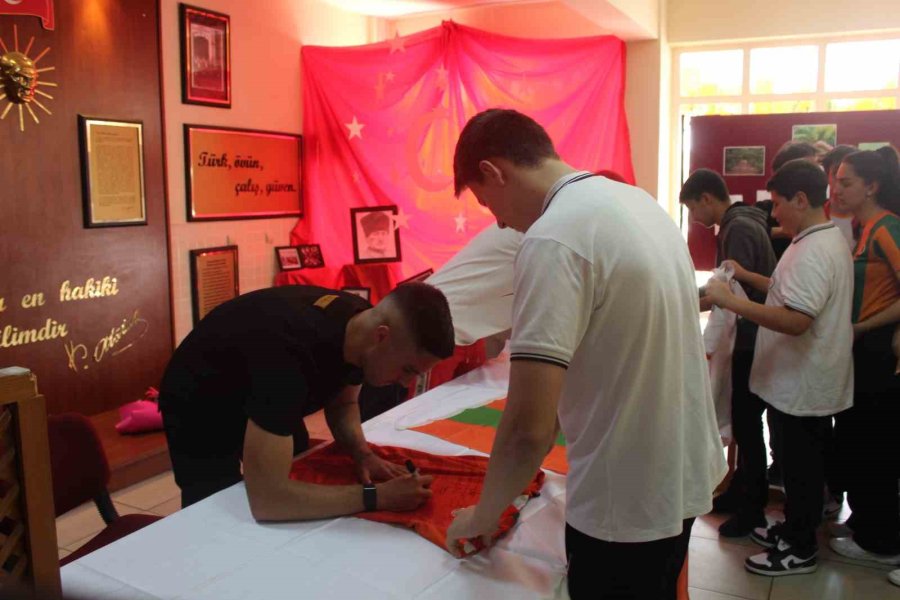 Alanyasporlu 3 Futbolcu, Lise Öğrencilerine İmza Dağıttı