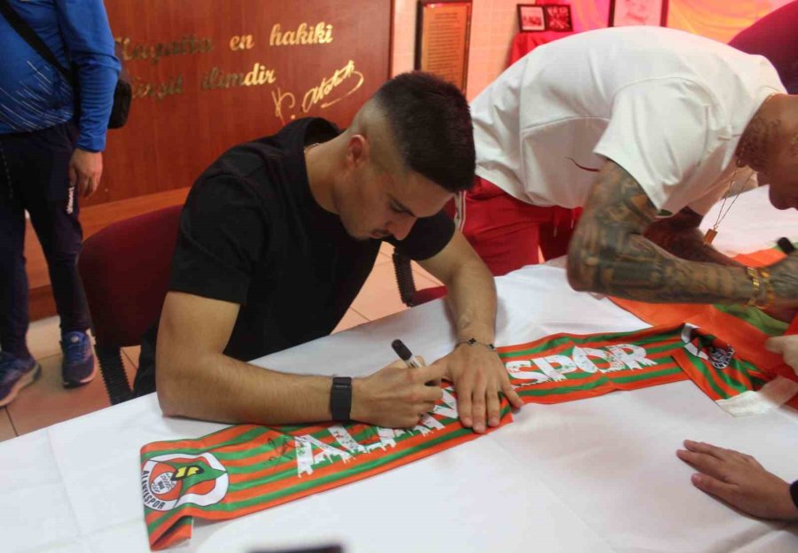 Alanyasporlu 3 Futbolcu, Lise Öğrencilerine İmza Dağıttı