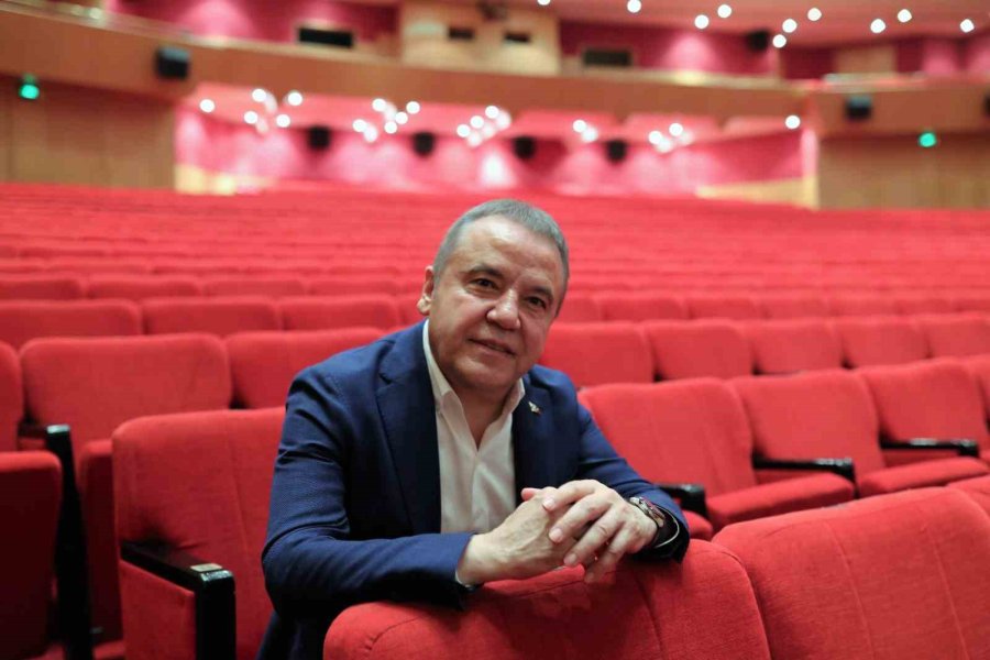 Tamer Karadağlı, Antalya’daki Kültür Merkezinin Bakımsızlığından Şikayet Etti