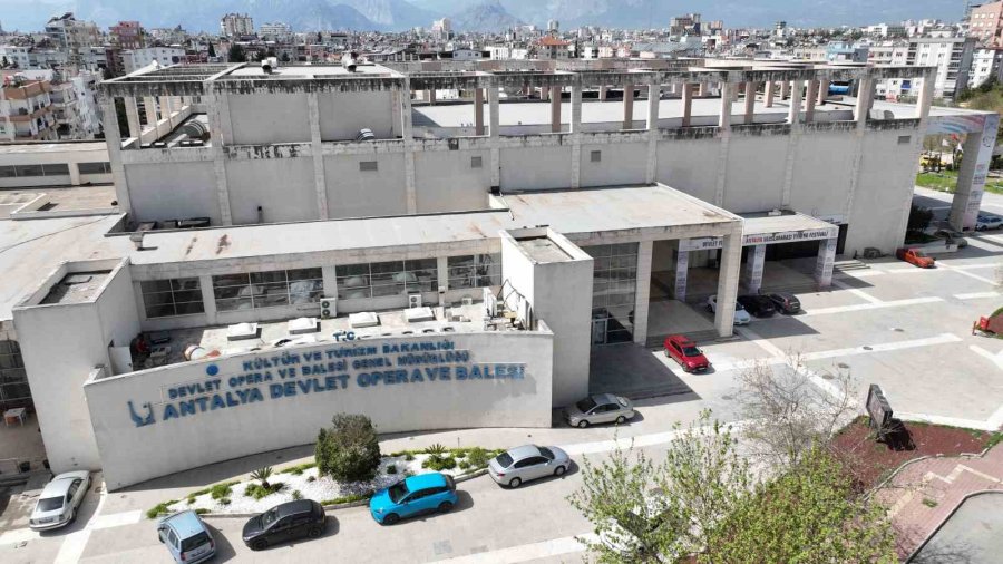 Tamer Karadağlı, Antalya’daki Kültür Merkezinin Bakımsızlığından Şikayet Etti