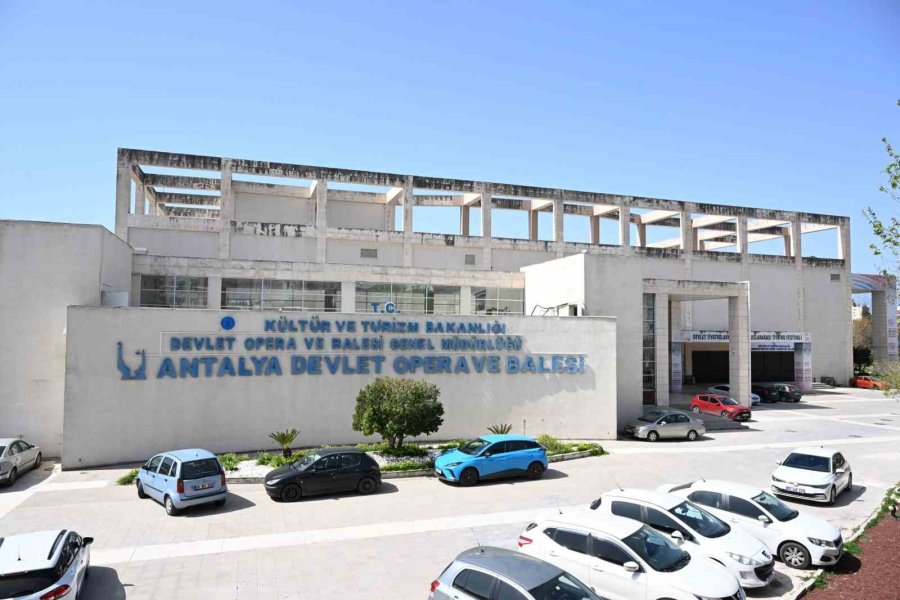 Tamer Karadağlı, Antalya’daki Kültür Merkezinin Bakımsızlığından Şikayet Etti